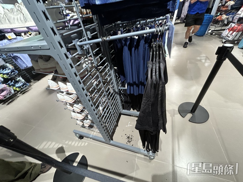 貨架多件衣物被焚毀。