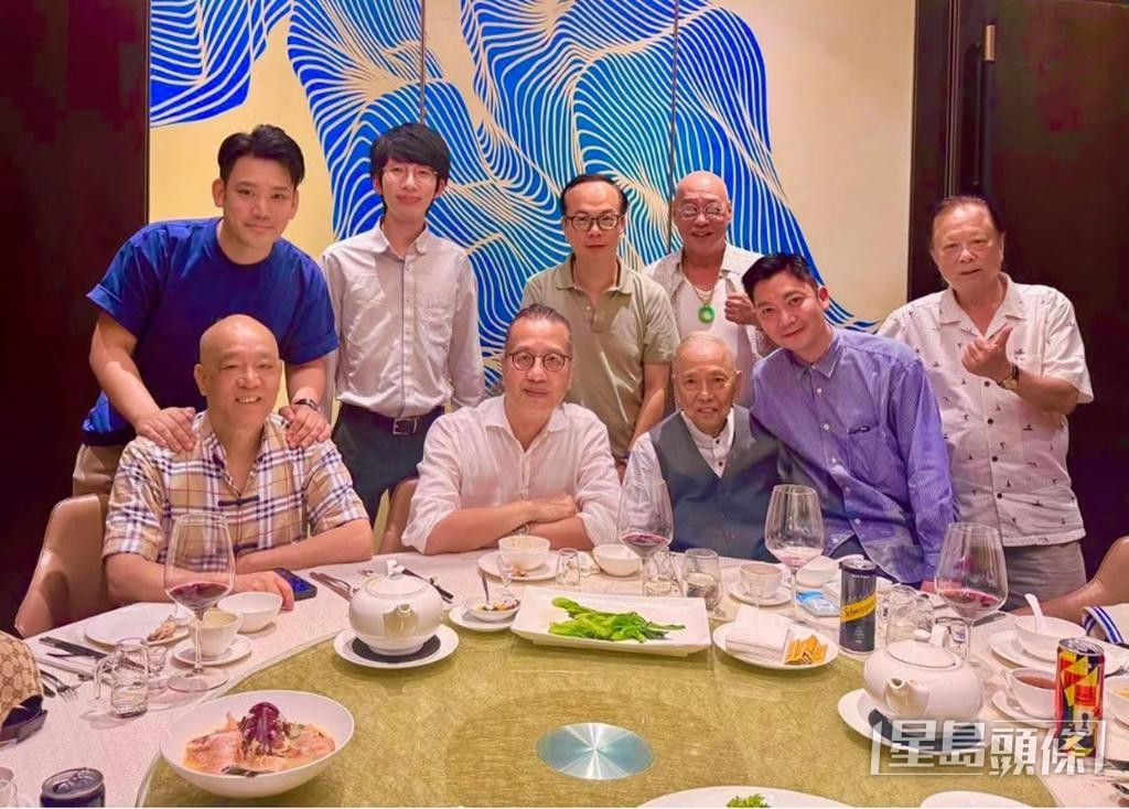 周凡夫早前帶埋「接班人」Edmond與行家們飯聚,與同業聯絡感情。 周凡夫早前帶埋「接班人」Edmond與行家們飯聚,與同業聯絡感情。