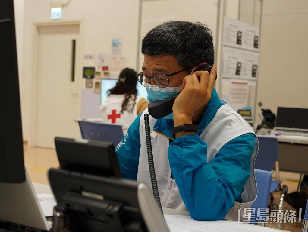 2022年疫情期間，李耀輝參與香港紅十字會心理支援服務，接聽求助電話。