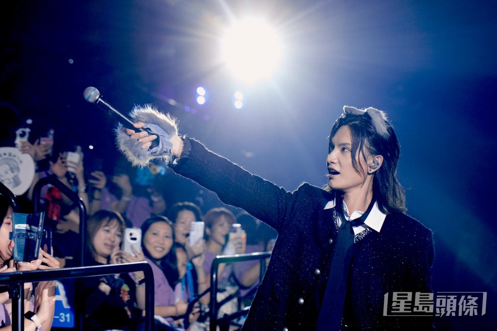和fans大合唱。 和fans大合唱。