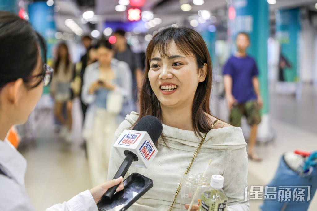 來自湖南長沙的鄭小姐表示,去了塔門、維港、山頂及九龍公園等熱點,直言「挺開心的,下次還會再來」。 來自湖南長沙的鄭小姐表示,去了塔門、維港、山頂及九龍公園等熱點,直言「挺開心的,下次還會再來」。