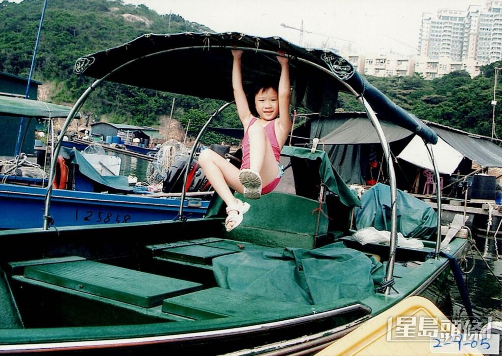 黃晞晴小時候在家裏的漁船上玩耍。 受訪者提供