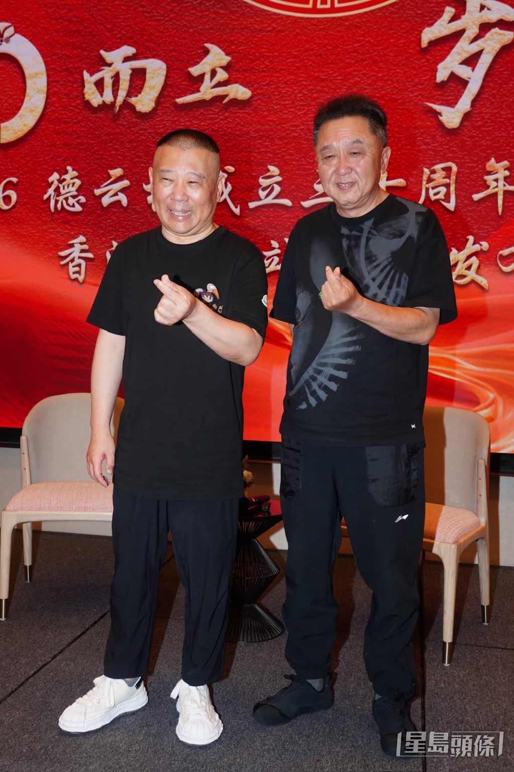 郭德綱(左起)、于謙是中國著名相聲演員。