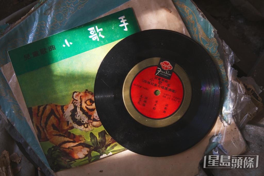 一間廢棄學校內的兒歌黑膠唱片。 受訪者提供 一間廢棄學校內的兒歌黑膠唱片。 受訪者提供