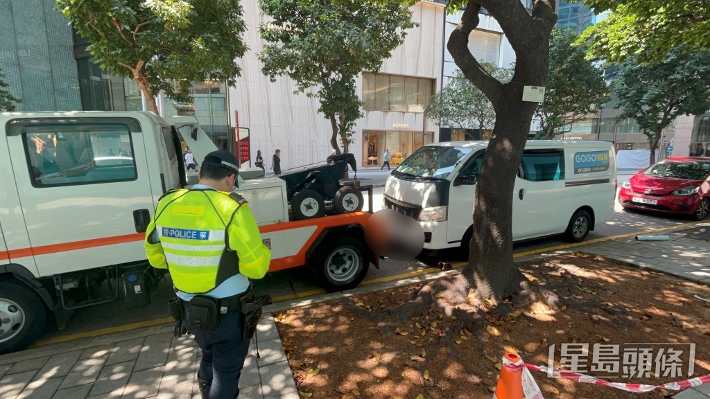 客貨車被拖往扣驗中心。楊偉亨攝