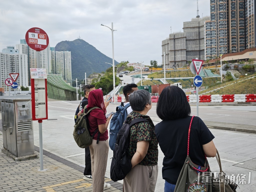 有居民指現時交通問題已大有改善,惟配套仍有改善空間。陳俊豪攝 有居民指現時交通問題已大有改善,惟配套仍有改善空間。陳俊豪攝