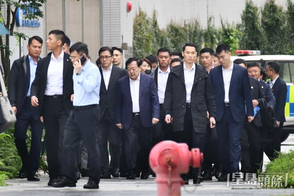 夏寶龍風雨不改深入社區。 夏寶龍風雨不改深入社區。