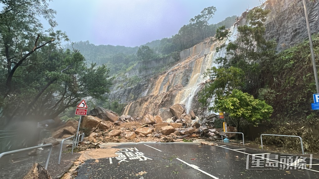 耀興道巨石滾下阻路全線封 。劉漢權攝