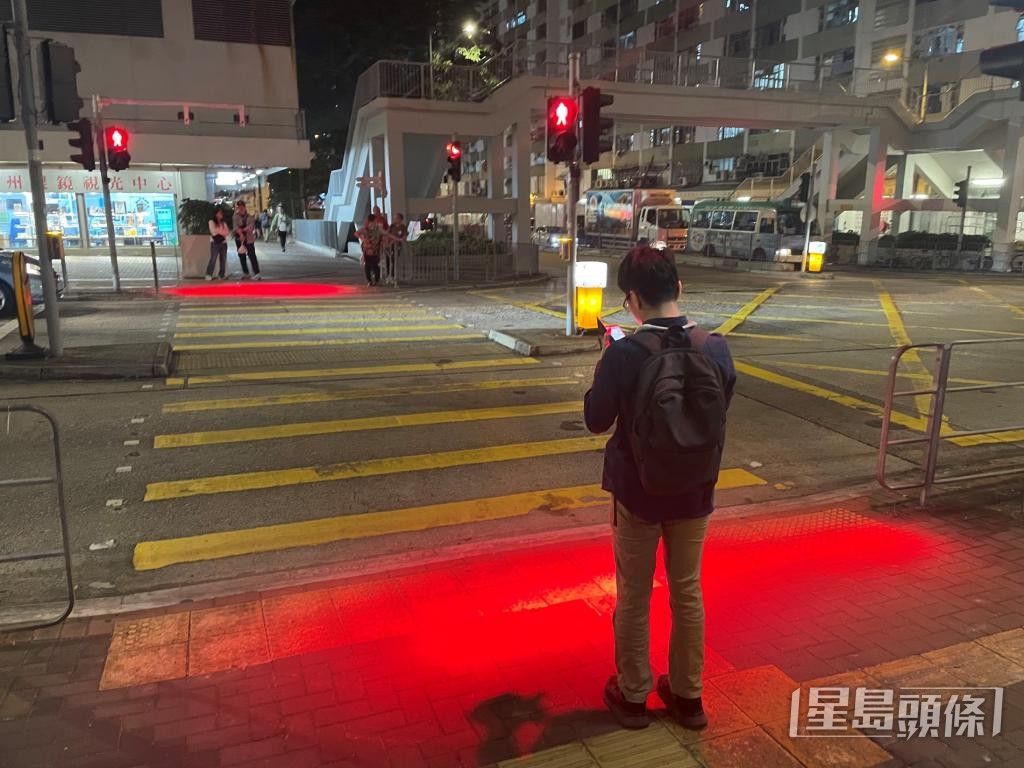 運輸署在全港約100個行人過路處安裝投射紅光的輔助裝置。