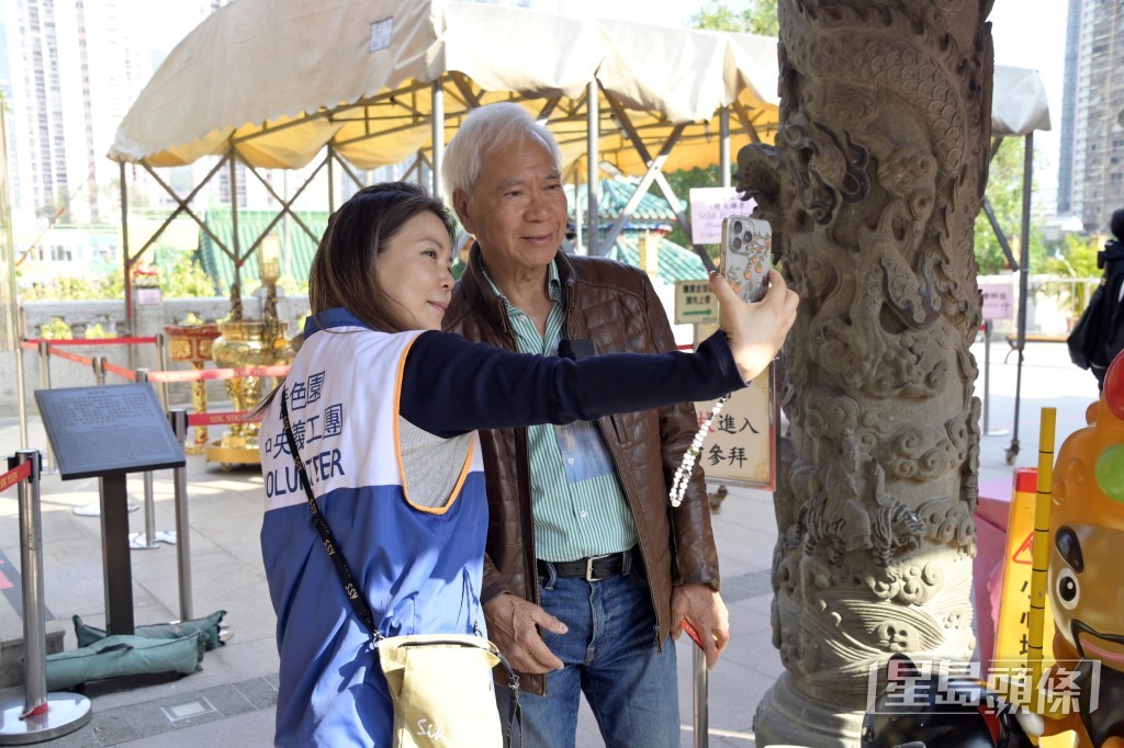 廟內女粉絲求合照。