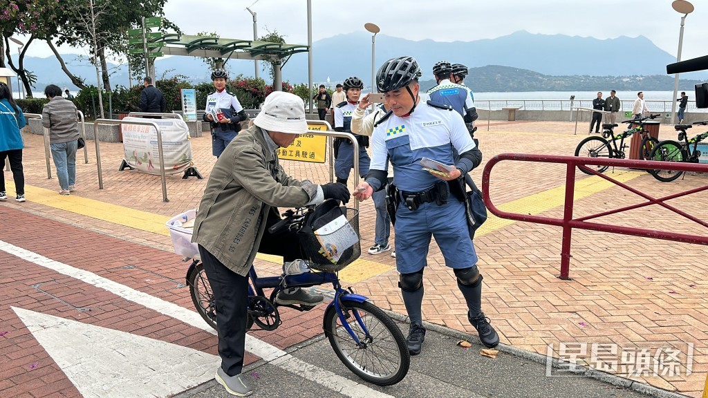 沿途向市民派發宣傳單張。梁國峰攝