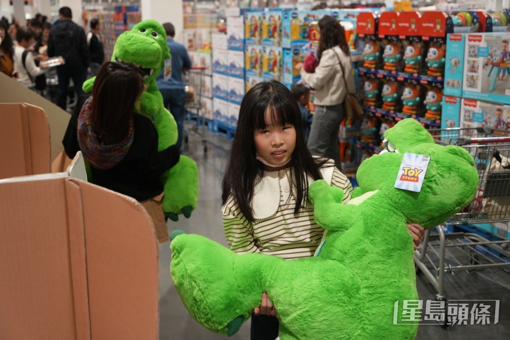 市民一家大小齊逛Costco。吳艷玲攝 市民一家大小齊逛Costco。吳艷玲攝