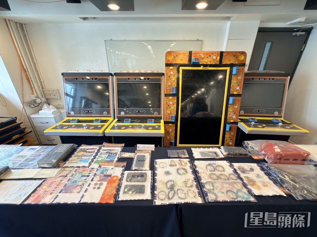 警方展示檢獲的證物。 警方展示檢獲的證物。