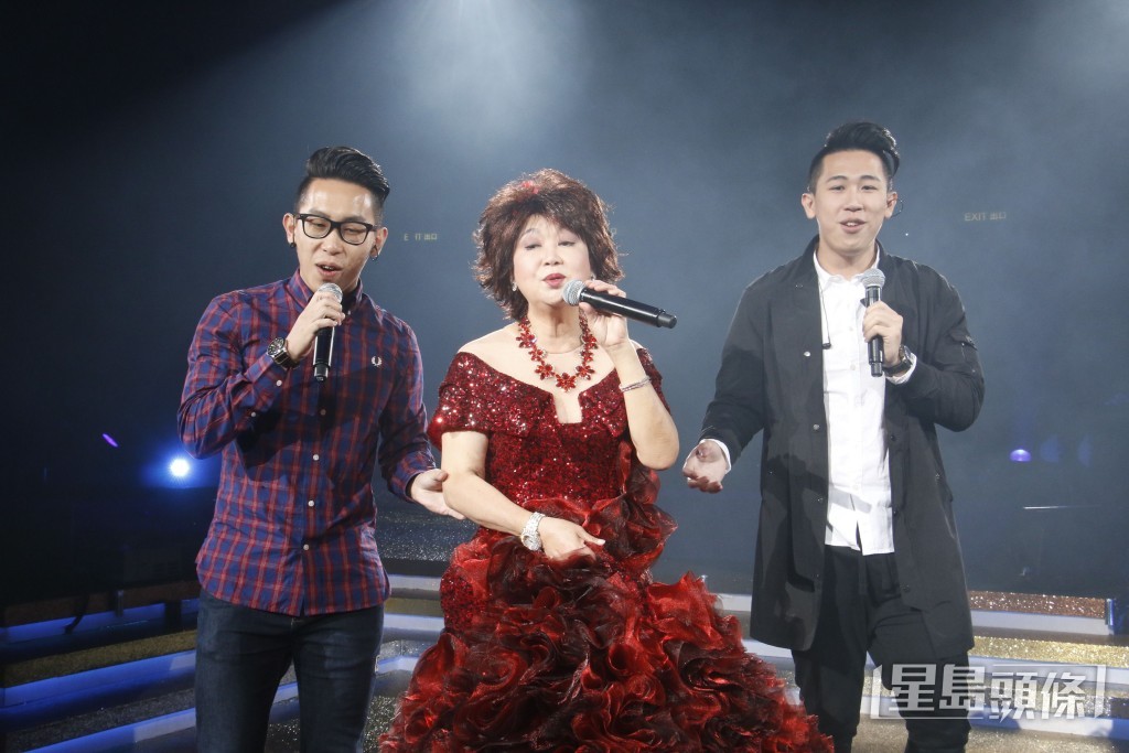 2017年紅館個唱與兩名兒子同台合唱。 2017年紅館個唱與兩名兒子同台合唱。