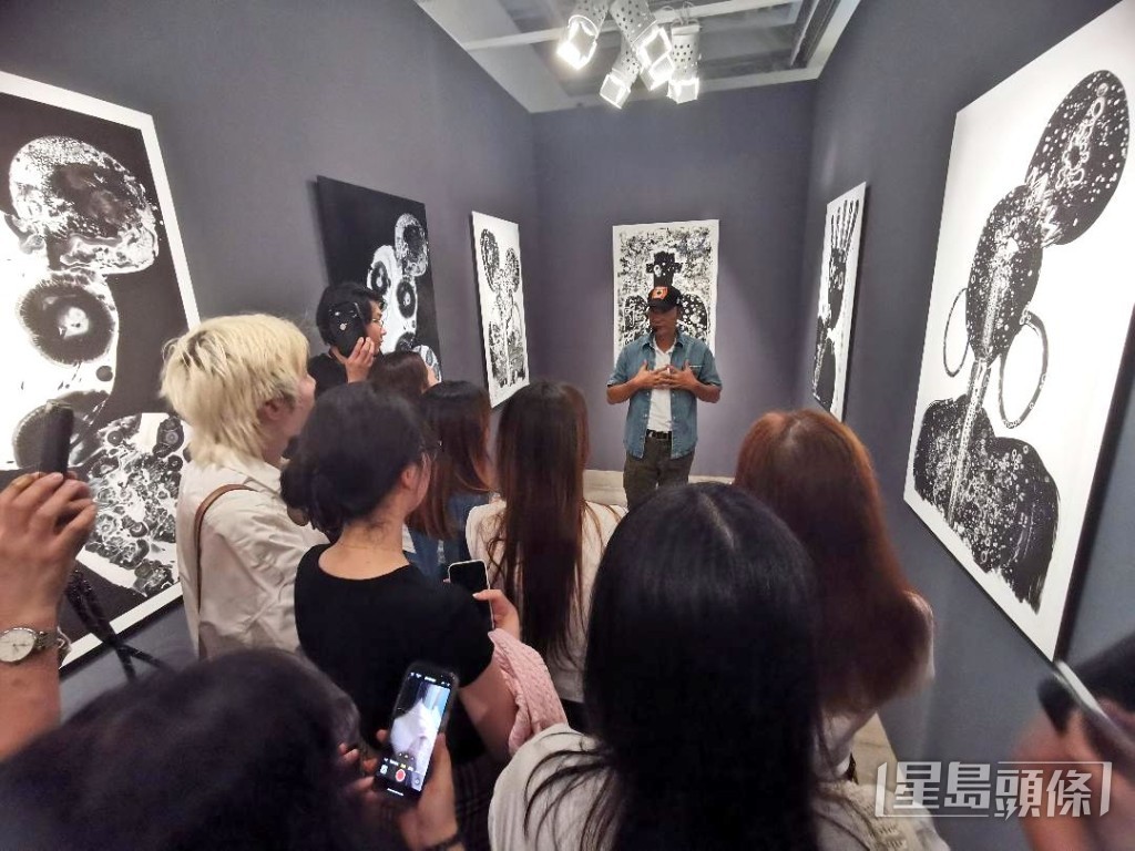 不僅展出十多幅藝術作品,更親自導賞向大學生分享創作理念。 不僅展出十多幅藝術作品,更親自導賞向大學生分享創作理念。