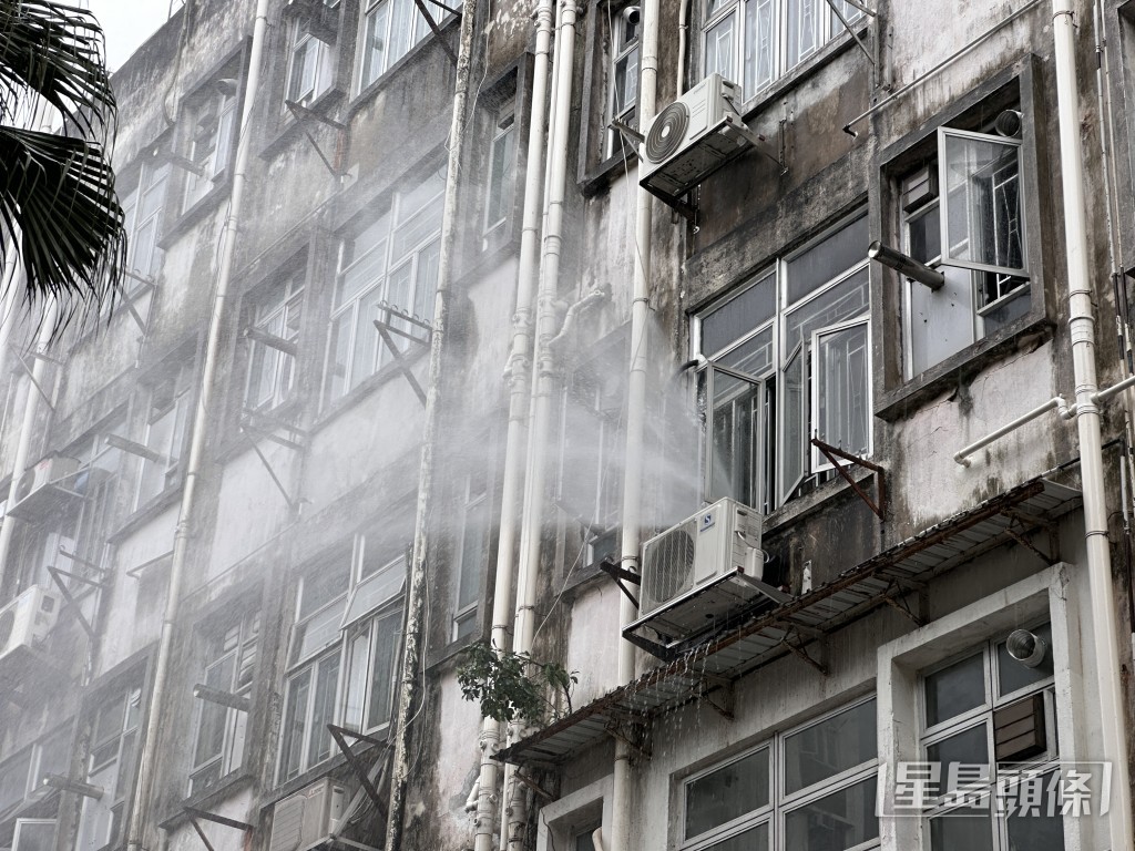 消防在單位內射水降溫。梁國峰攝 消防在單位內射水降溫。梁國峰攝