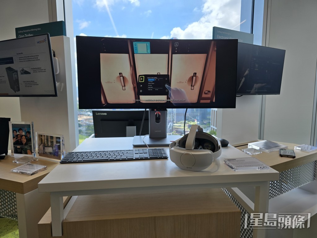 國泰採用VR裝置協助空中服務員培訓,學員有更多機會熟悉操作,大大縮短相關培訓環節等候時間。 國泰採用VR裝置協助空中服務員培訓,學員有更多機會熟悉操作,大大縮短相關培訓環節等候時間。
