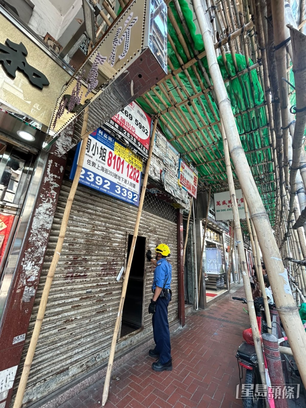 三幼貓被困空置店舖天井位置。 三幼貓被困空置店舖天井位置。