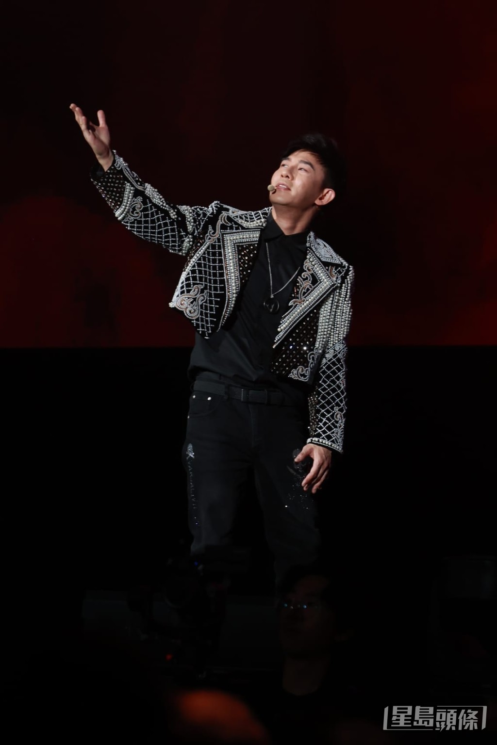 演得精彩。