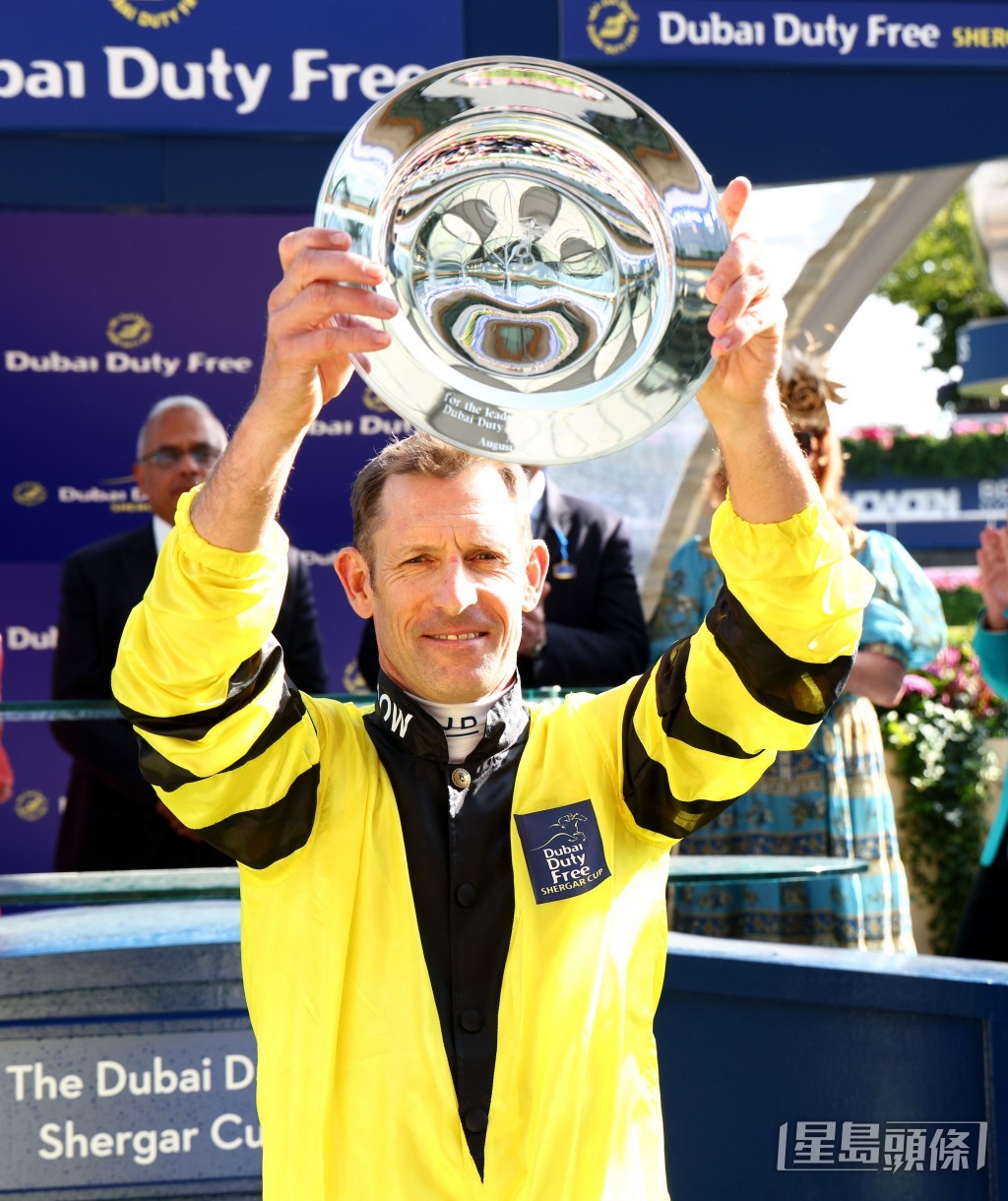 布文曾兩度榮獲銀馬鞍獎，該獎項頒予在識價盃中累積分數最高的騎師。