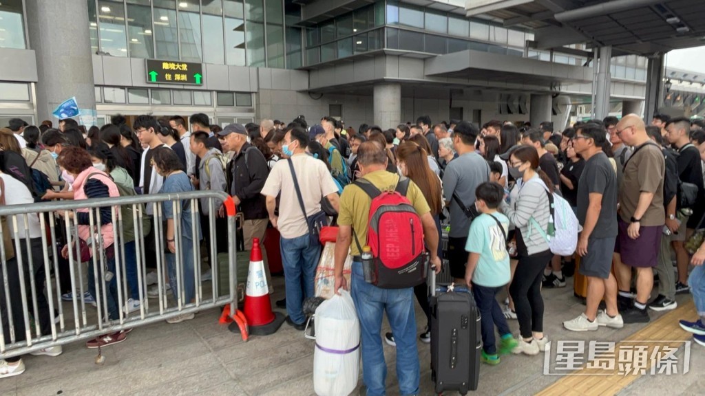 出境關口現人龍。楊偉亨攝