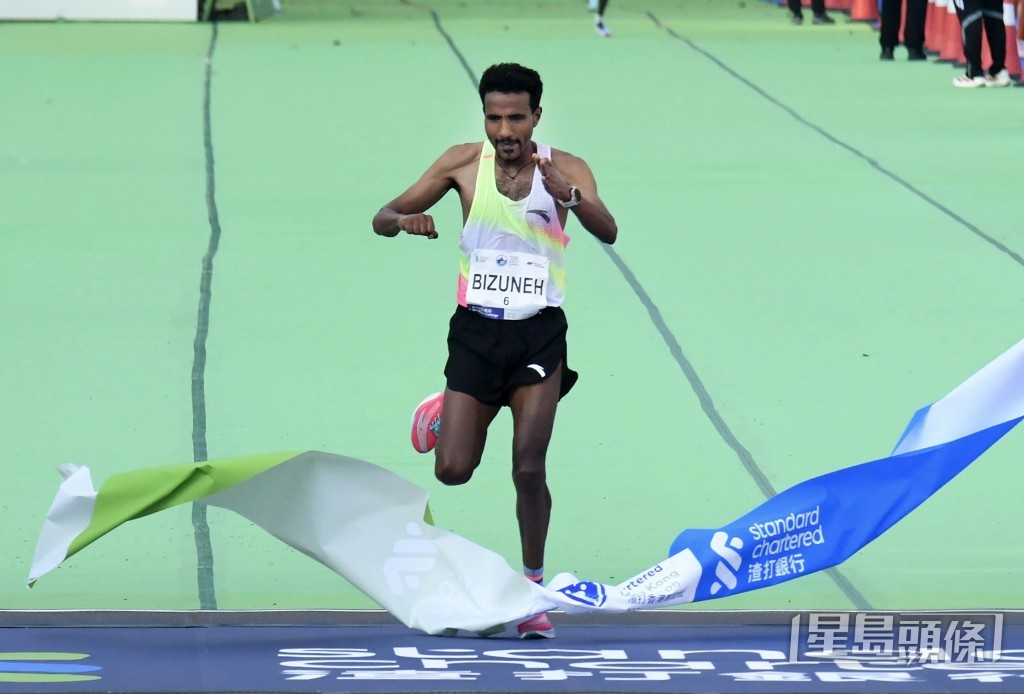 男子全馬冠軍、來自埃塞俄比亞的跑手Bizuneh Melaku Belachew衝線一刻。 男子全馬冠軍、來自埃塞俄比亞的跑手Bizuneh Melaku Belachew衝線一刻。