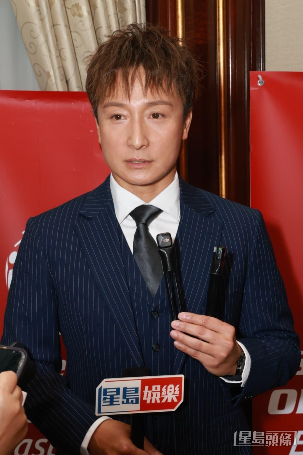 他強調總之當時唔係淨係一隻手指舉起做粗口手勢。