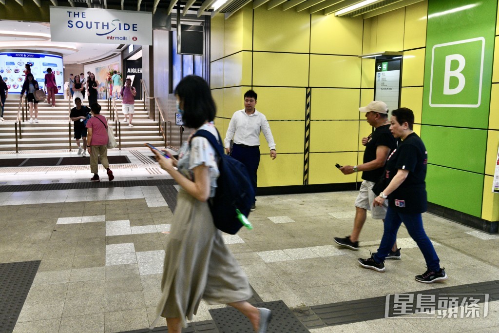 住戶乘搭專屬升降機Bluestar前往商場一樓港鐵站入口樓層,只需數十步便直達黃竹坑站B或C出口。 住戶乘搭專屬升降機Bluestar前往商場一樓港鐵站入口樓層,只需數十步便直達黃竹坑站B或C出口。