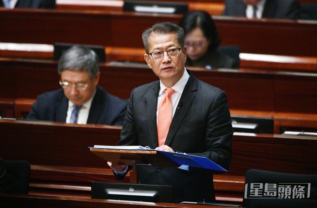 財政司司長陳茂波宣讀新一份《財政預算案》。
