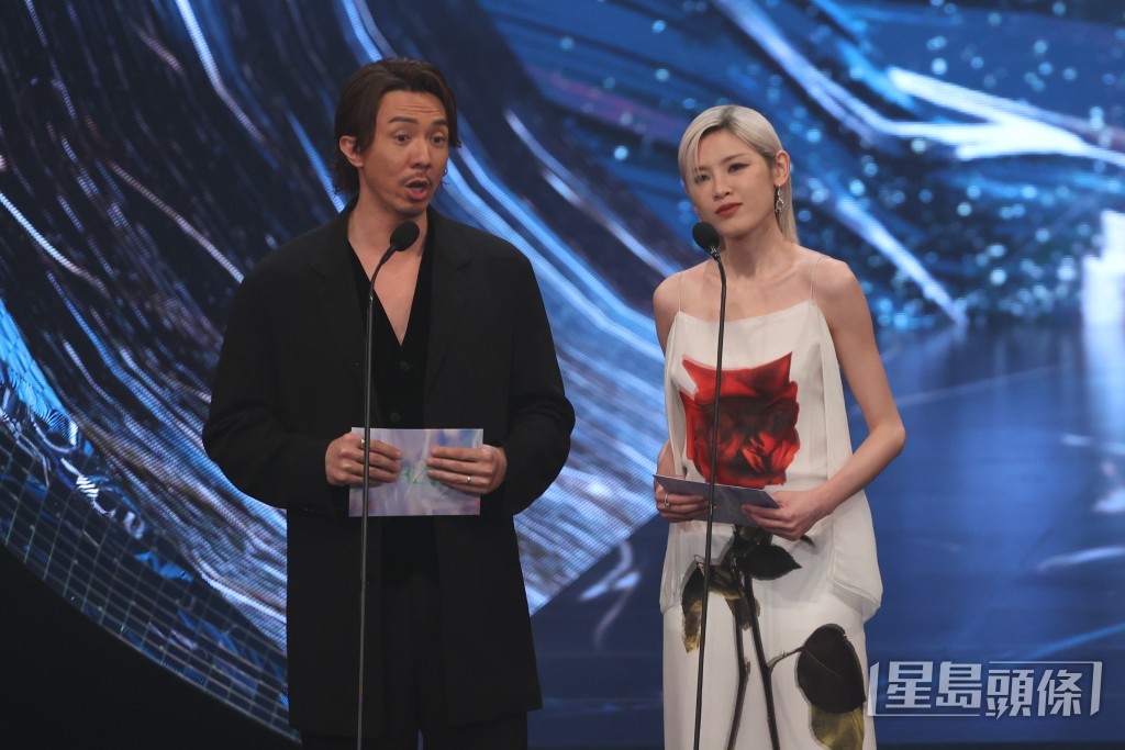陈蕾与张继聪颁发“最佳原创电影歌曲”及“最佳原创电影音乐”。
