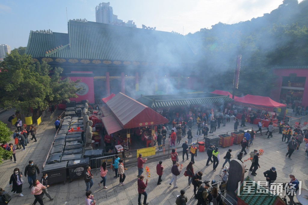 大年初三若不外出拜年，香港市民習慣到車公廟「轉風車」開運。