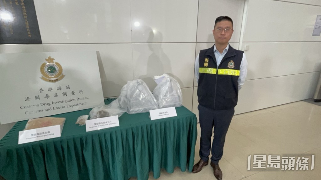 海关毒品调查科毒品调查第二组高级调查主任杨伟汉讲述行动详情。杨伟亨摄