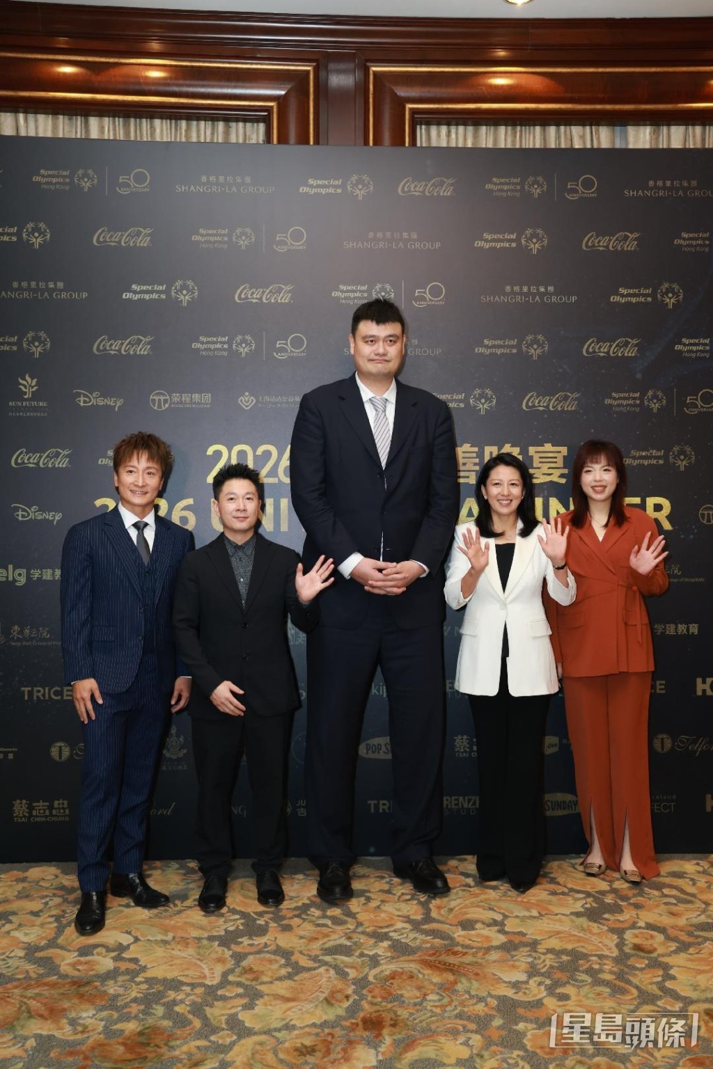 姚明高人一等。