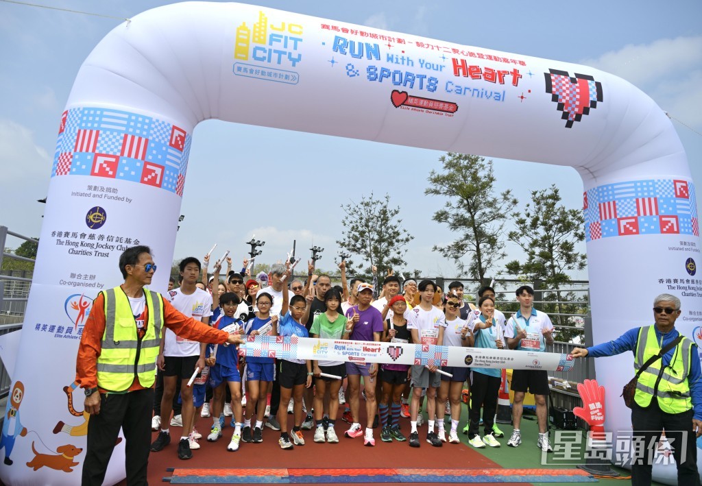 「賽馬會好動城市計劃 -毅力十二愛心跑」暨運動嘉年華，吸引近1600人以接力方式分別進行了約兩小時的長跑比賽。蘇正謙攝