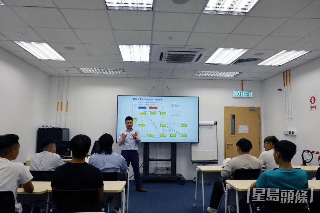 中电学院为在职人士提供「向上流」的学习阶梯。 中电学院为在职人士提供「向上流」的学习阶梯。