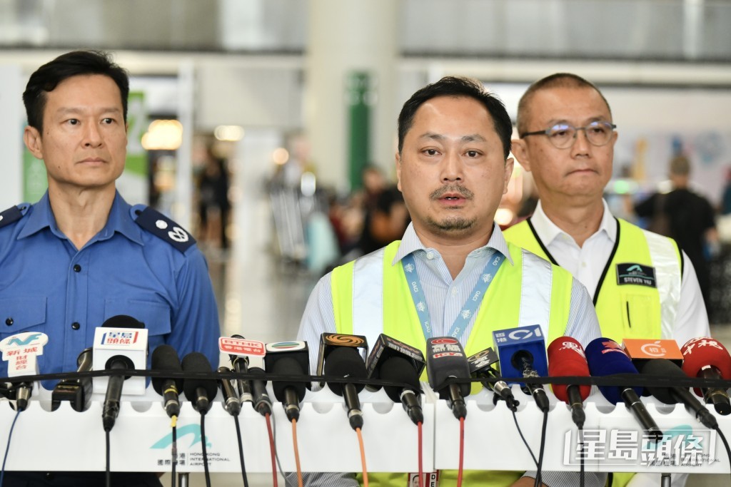 總航空交通管制主任(技術及發展)容榮樂。 總航空交通管制主任(技術及發展)容榮樂。