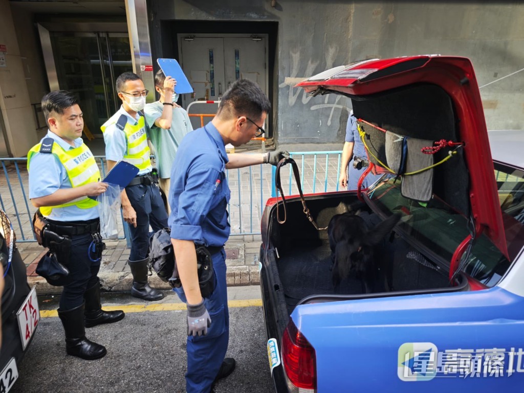警方召喚緝毒犬到場,對的士車廂及後備箱展開全面搜查。黎志偉攝 警方召喚緝毒犬到場,對的士車廂及後備箱展開全面搜查。黎志偉攝