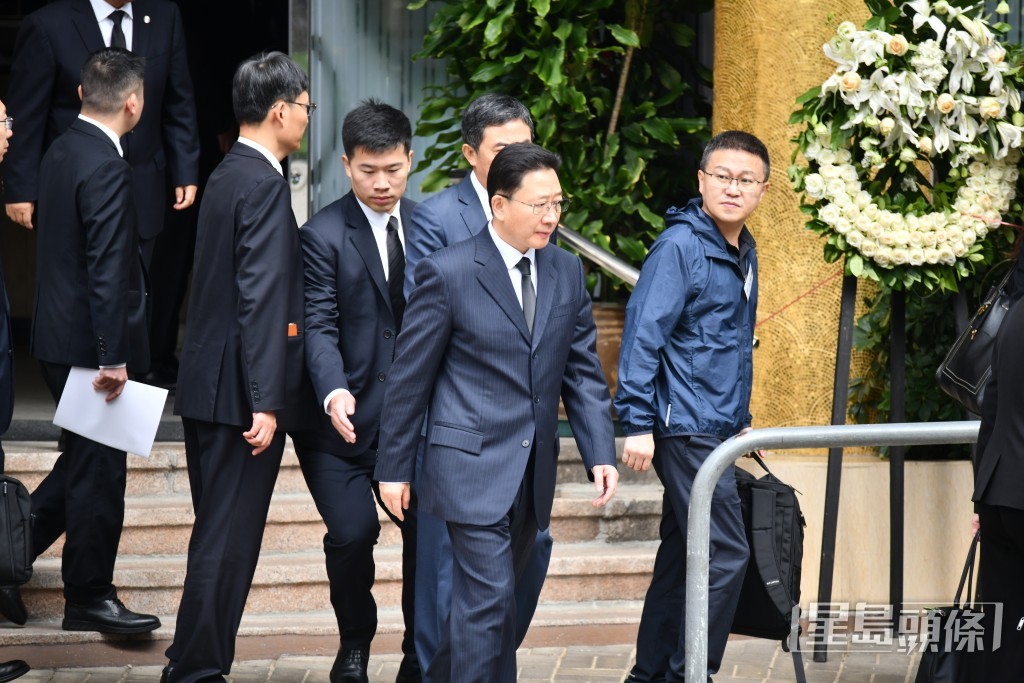 周霁上午约10时离开现场。 周霁上午约10时离开现场。