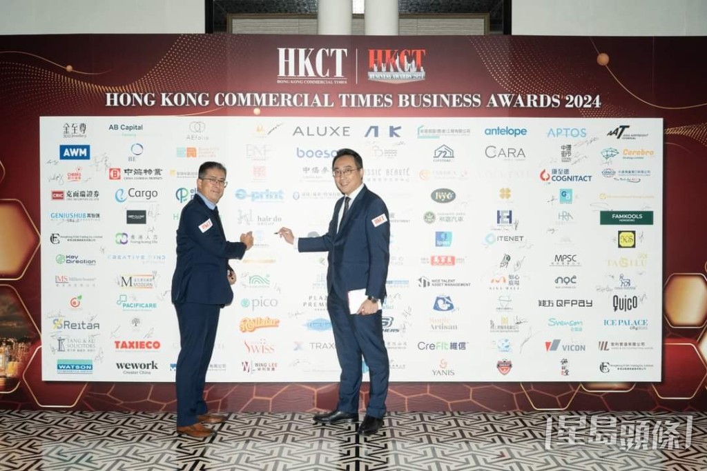 黃進達獲得HKCT企業大獎中,榮獲「年度最傑出共享工作空間平台獎」。 黃進達獲得HKCT企業大獎中,榮獲「年度最傑出共享工作空間平台獎」。