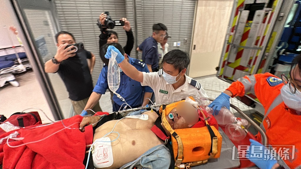 工人送院時須心外壓。梁國峰攝 工人送院時須心外壓。梁國峰攝