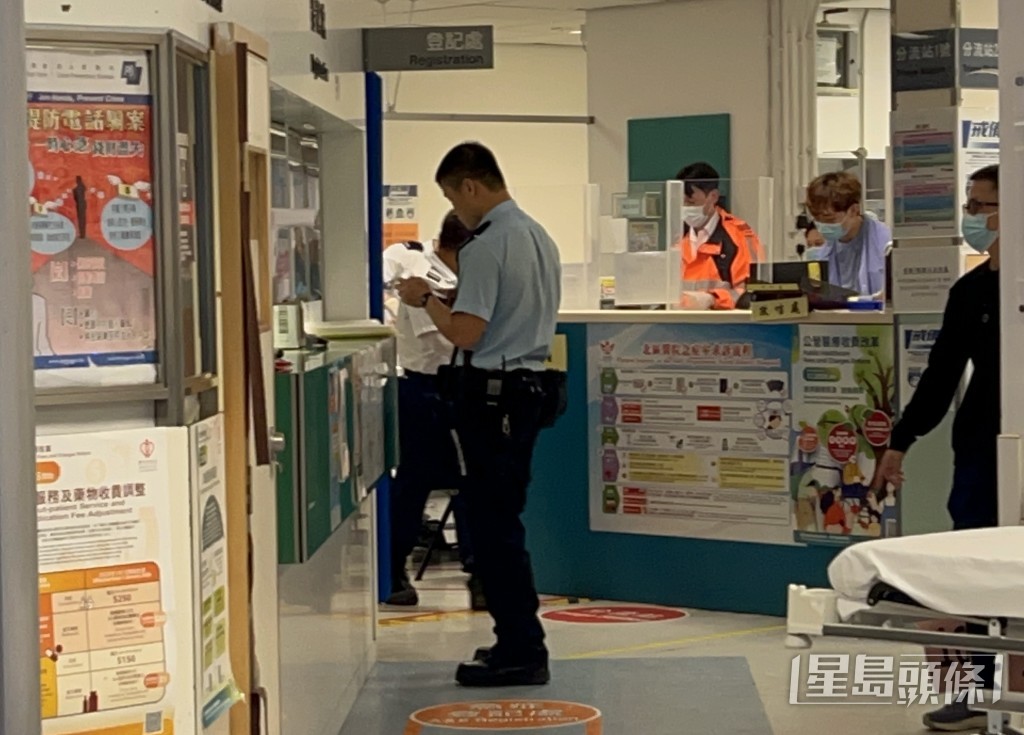 警員到醫院了解事主傷勢。楊偉亨攝