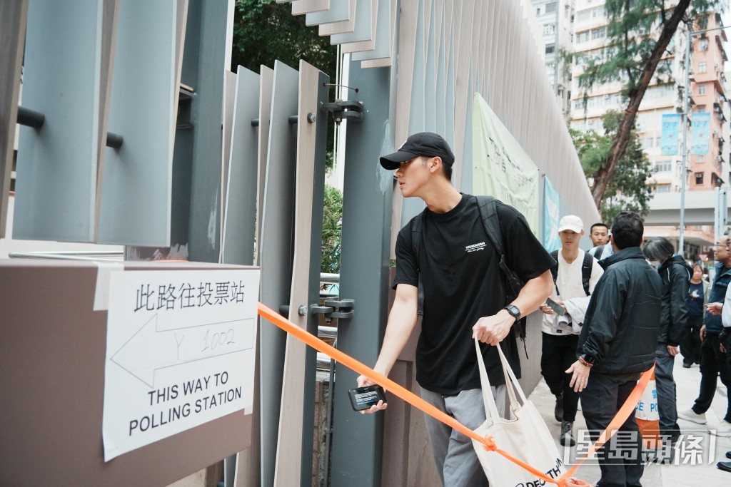 警察體育遊樂會專屬票站,公務員魚貫入場投票。 警察體育遊樂會專屬票站,公務員魚貫入場投票。