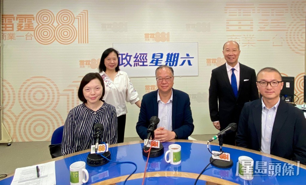 懲教署二級校長蕭佩芬(前排左)、懲教署懲教事務監督林賜良(中)及總懲教主任李兆安(前排右)出席電台節目。懲教署提供 懲教署二級校長蕭佩芬(前排左)、懲教署懲教事務監督林賜良(中)及總懲教主任李兆安(前排右)出席電台節目。懲教署提供