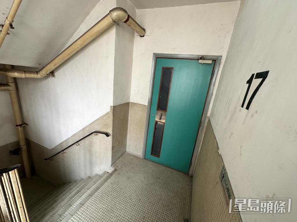 消防專家指,後樓梯是逃生通道,須長期關閉。 消防專家指,後樓梯是逃生通道,須長期關閉。