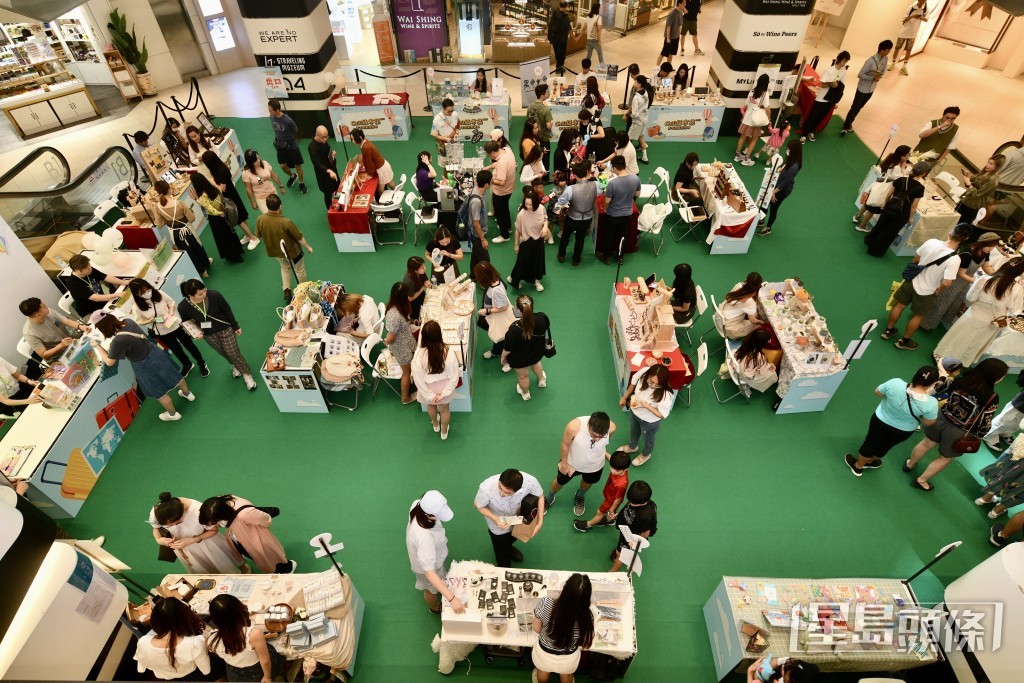 20個攤檔網羅木製擺設、自製蠟燭、桌上遊戲、天然護膚品和手工藝品等產品。盧江球攝 20個攤檔網羅木製擺設、自製蠟燭、桌上遊戲、天然護膚品和手工藝品等產品。盧江球攝