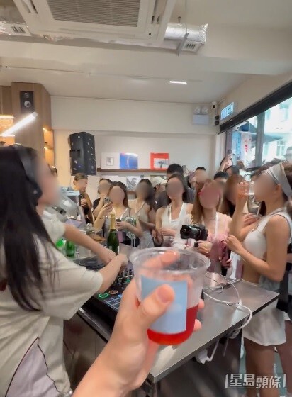 咖啡店內擠滿人,並有DJ助興。 受訪者提供 咖啡店內擠滿人,並有DJ助興。 受訪者提供