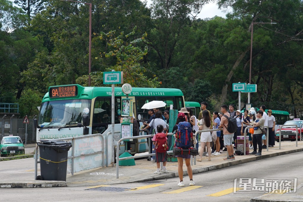 今早北潭涌現場設有兩處上車點，將團體旅客及散客分開上車。