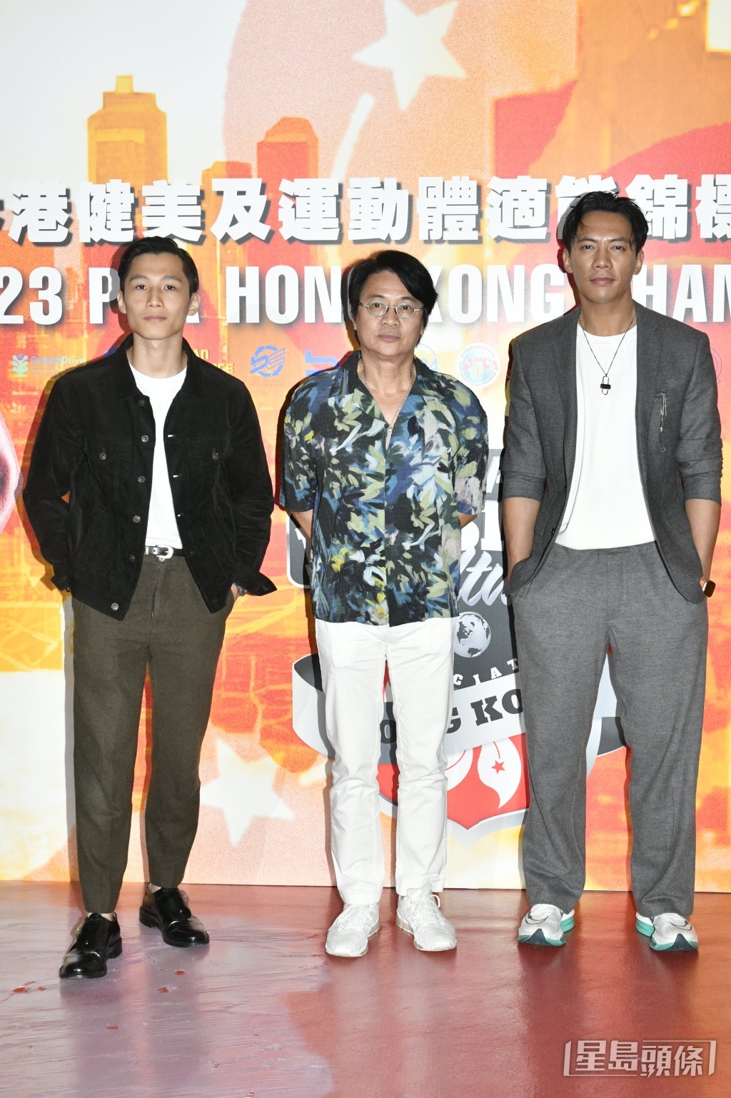 三人在台上合照。