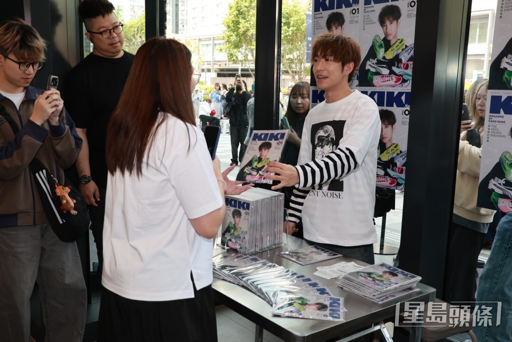 洪嘉豪更親臨現場為粉絲抽出幸運號碼。