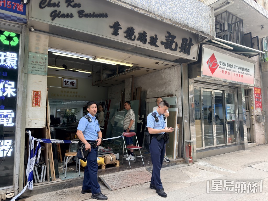 肇事为玻璃镜店。